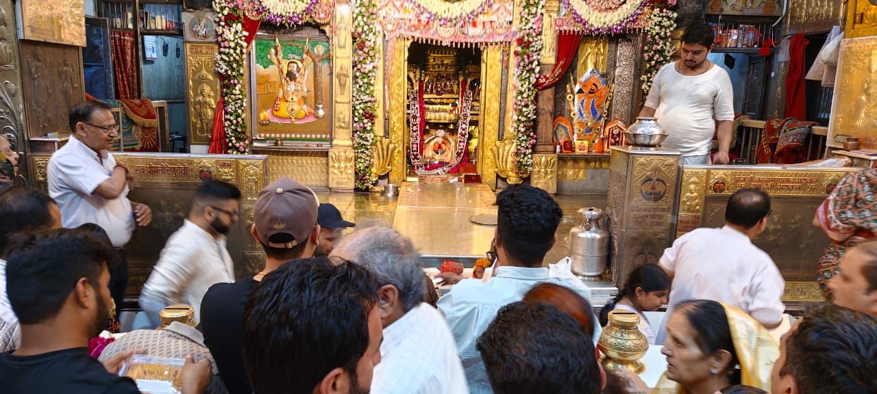 सालासर बालाजी मंदिर मे लड्डू व चूरमे का भोग लगाकर मनोकामना कर रहे भक्त।