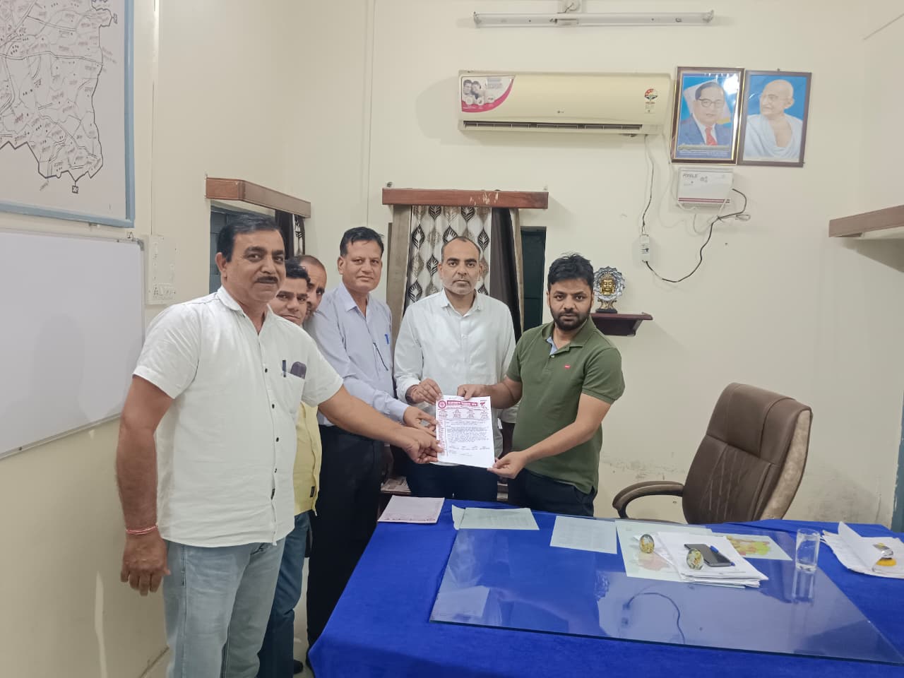शिक्षको का बकाया मानदेय दिलवाने के लिए एसडीएम को सौंपा ज्ञापन।