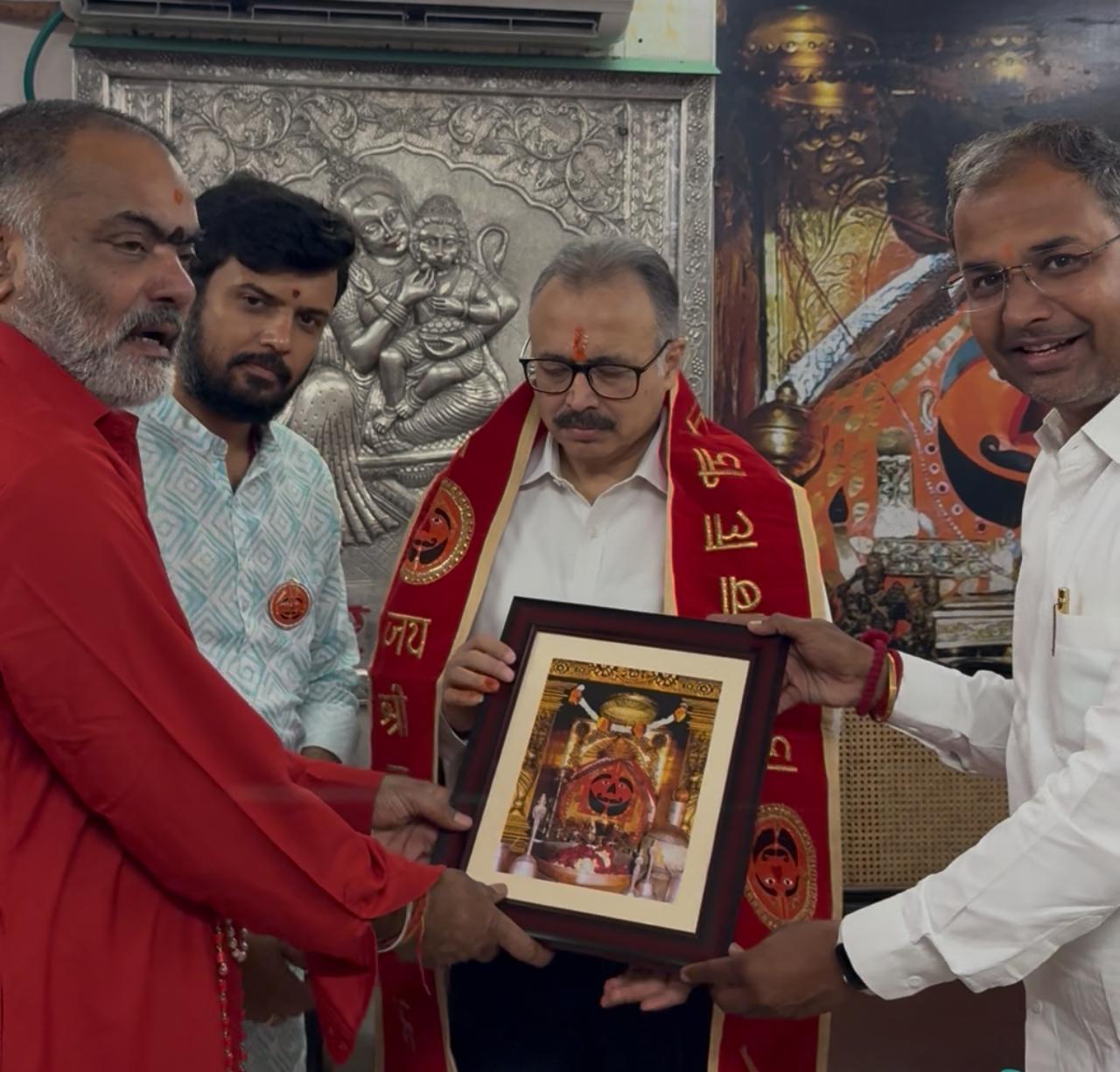 डीजीपी राजीव कुमार शर्मा ने किए सालासर बालाजी के दर्शन।