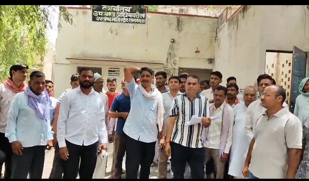 रतनादेसर-बीनादेसर में तीन साल से बनी पानी की टंकी शोपीस बनी, किसान सभा ने एसडीएम को सौंपा ज्ञापन