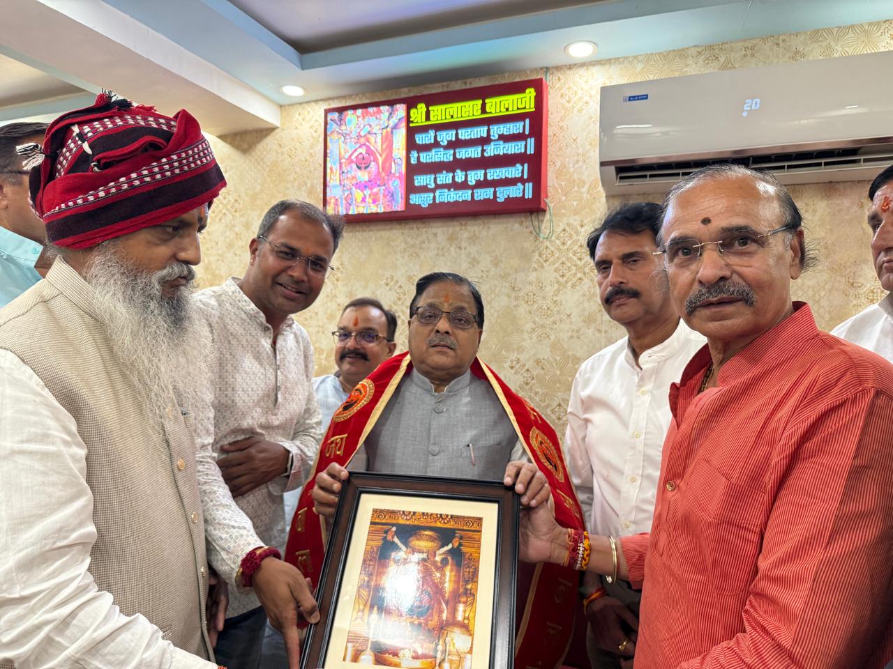 भाजपा के राजस्थान प्रभारी एवं यूपी से राज्यसभा सांसद राधा मोहनदास अग्रवाल ने किए सालासर बालाजी के दर्शन।