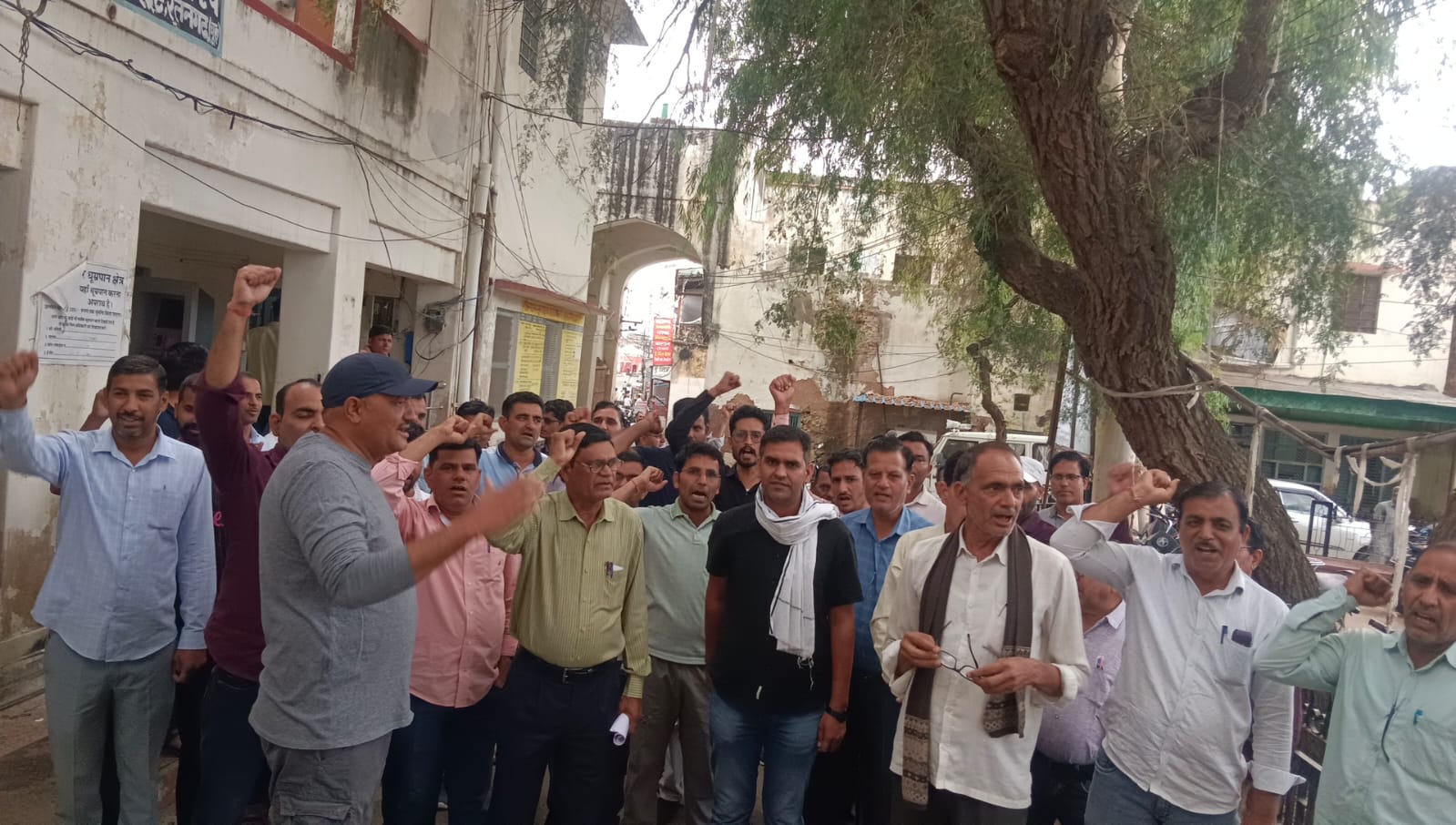 ग्रीष्मकालीन अवकाश कटौती के विरोध में शिक्षकों का रोष, आंदोलन की चेतावनी 