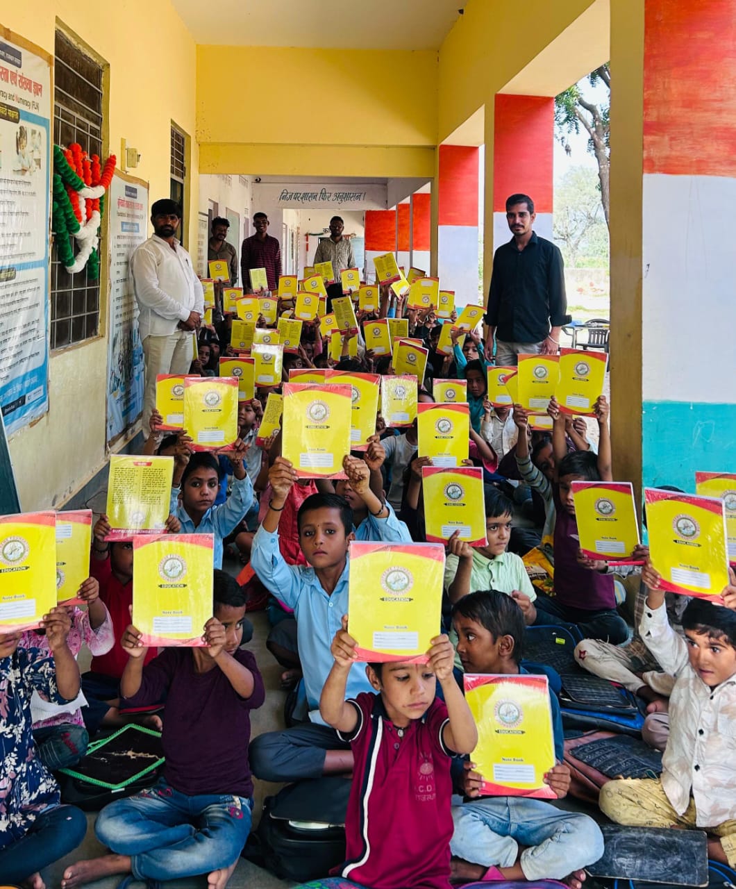 सुप्रीम फाउण्डेशन जसवंतगढ़ द्वारा विद्यार्थियों को अभ्यास पुस्तिकाओं का निःशुल्क वितरण
