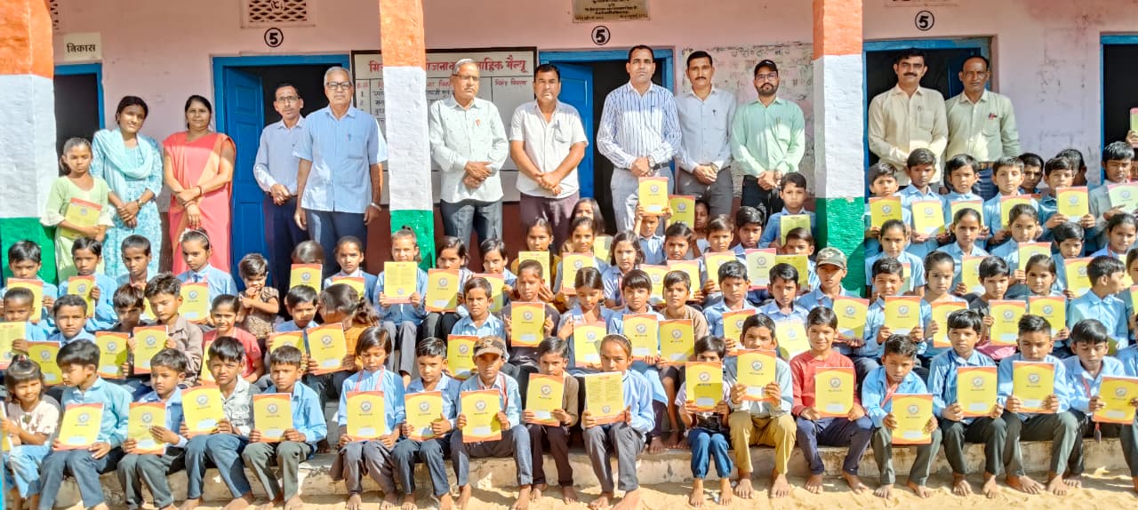 पीएमश्री तापड़िया विद्यालय में सुप्रीम फाउंडेशन द्वारा विद्यार्थियों को पाठ्य सामग्री प्रदान की।