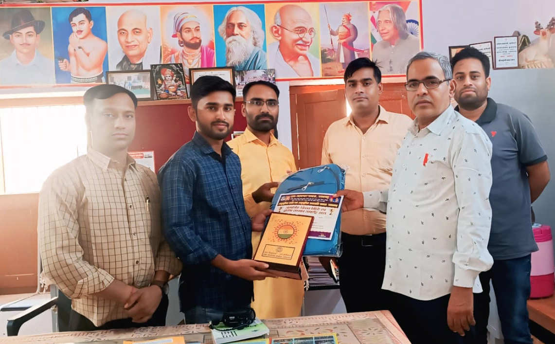 नव नियुक्त कर्मी व विद्यार्थियो को कामगार समाज ने किया सम्मानित।