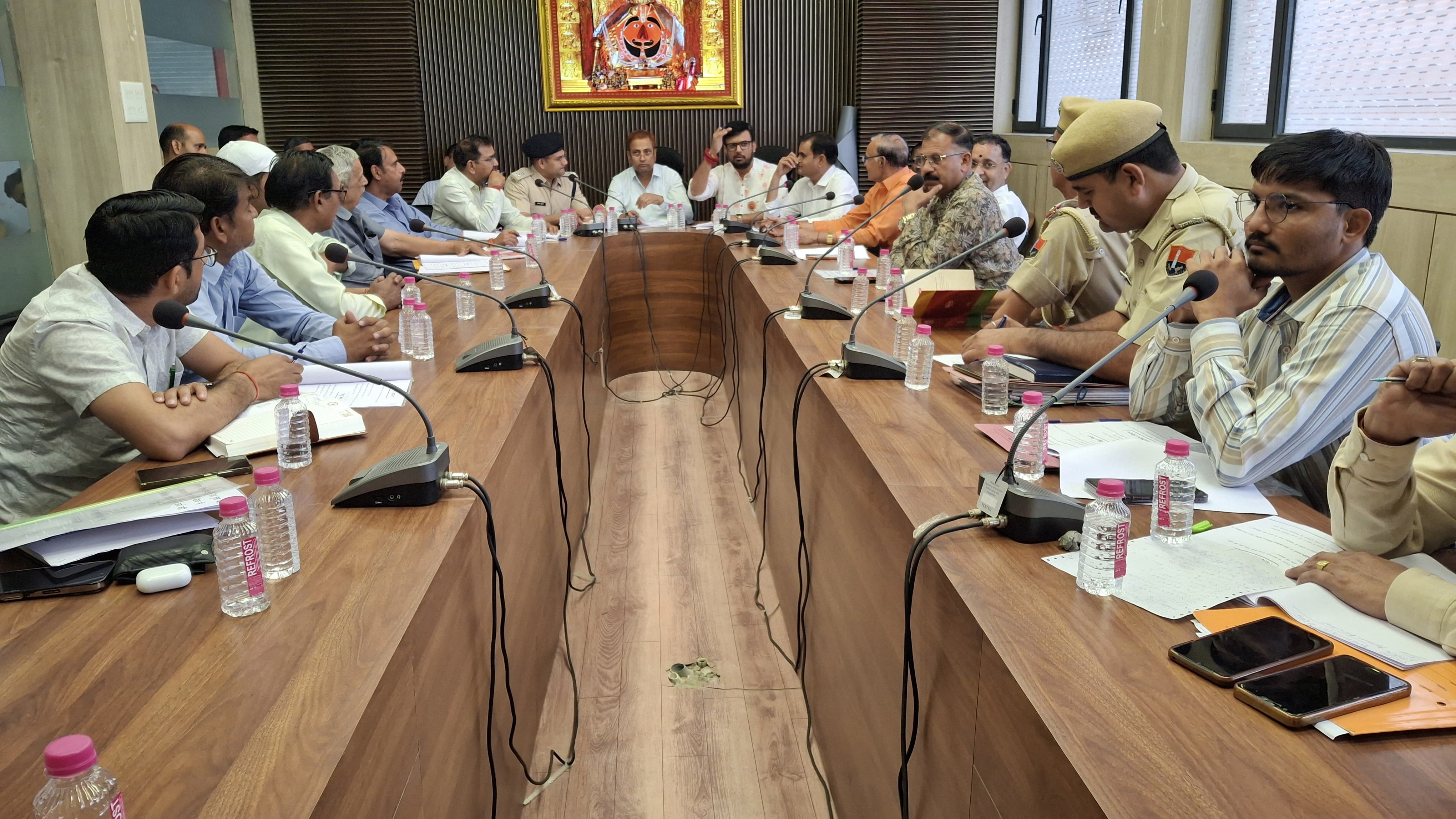 चैत्र पूर्णिमा पर भरे जाने वाले लक्खी मेले को लेकर प्रशासनिक अधिकारी व हनुमान सेवा समिति के पदाधिकारियो ने की मिटिंग।