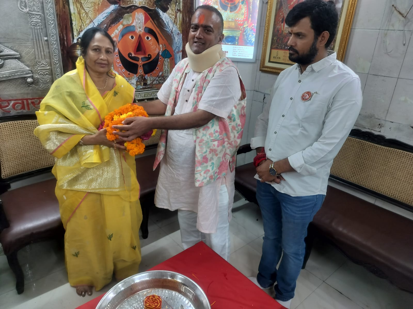 राज्य ऊर्जा मंत्री की पत्नि अरूणा नागर ने किए सालासर बालाजी के दर्शन, गायो को खिलाया हरा चारा।