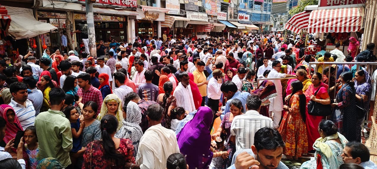 सालासर मे एकादशी के दिन करीब एक लाख से अधिक श्रद्धालुओ ने किए बाबा के दर्शन।