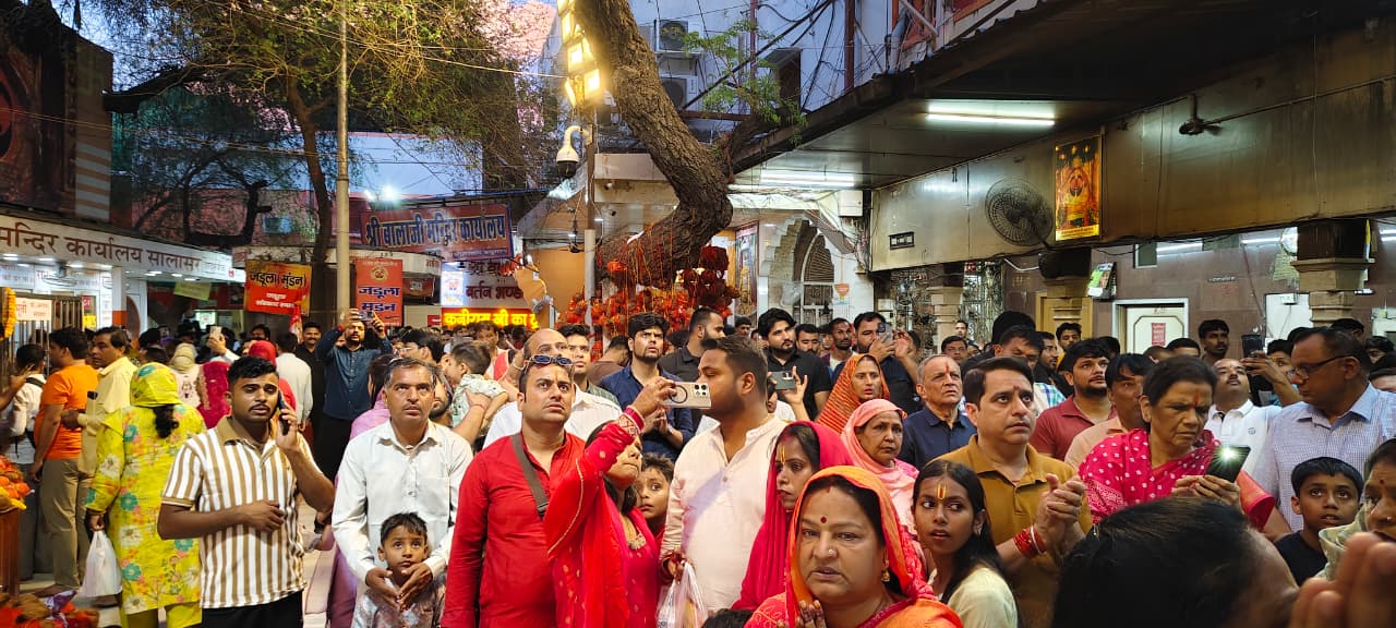 मंगलवार को हजारो श्रद्धालुओ ने किए बालाजी महाराज के दर्शन।